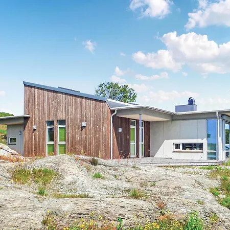 Lägenhet Awesome In Bokn With Sauna